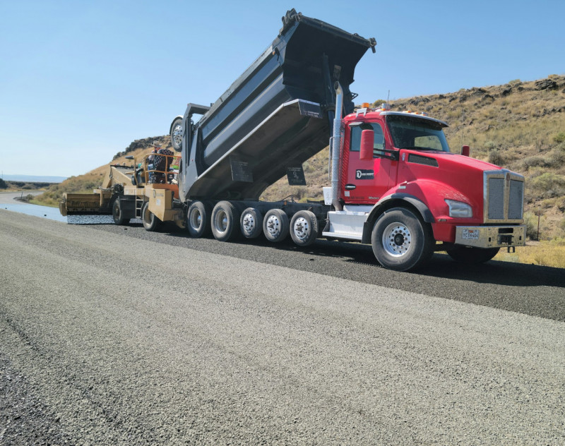 Asphalt dump truck